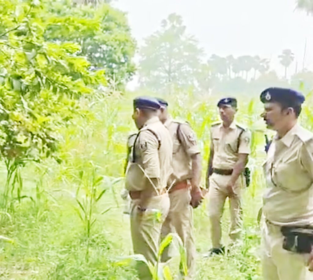 बेगूसराय में सब्जी-फल विक्रेता राजेंद्र साह की हत्या, मक्के के खेत में मिला शव। पुलिस ने डॉग स्क्वायड से जांच शुरू की