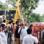 बेतिया में बच्चों से भरी स्कूल वैन पलटी, ग्रामीण बने फरिश्ता, 11 बच्चे सकुशल बरामद