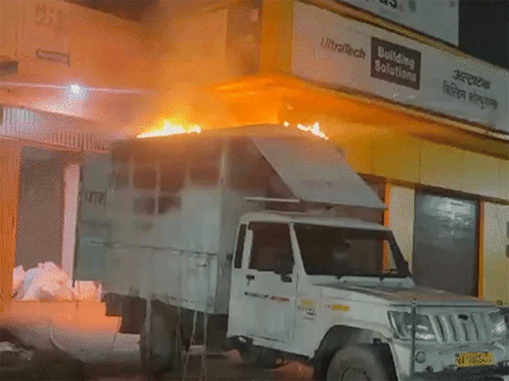 मुजफ्फरपुर में फ्लिपकार्ट वैन में आग, लाखों का सामान जला