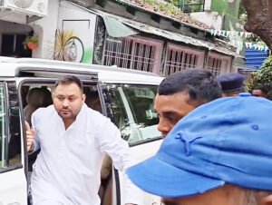 तेजस्वी यादव पटना लौटकर RJD कार्यालय पहुंचे