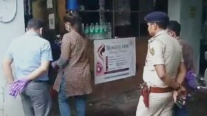 मुजफ्फरपुर में ब्यूटी पार्लर पर छापा।