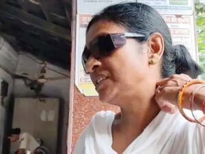 दानापुर में ट्रेन से महिला की चेन झपटी