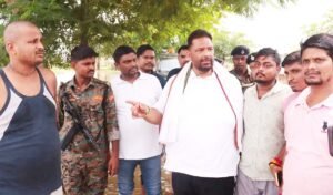 बाढ़ पीड़ितों को पप्पू यादव ने बांटे नोट