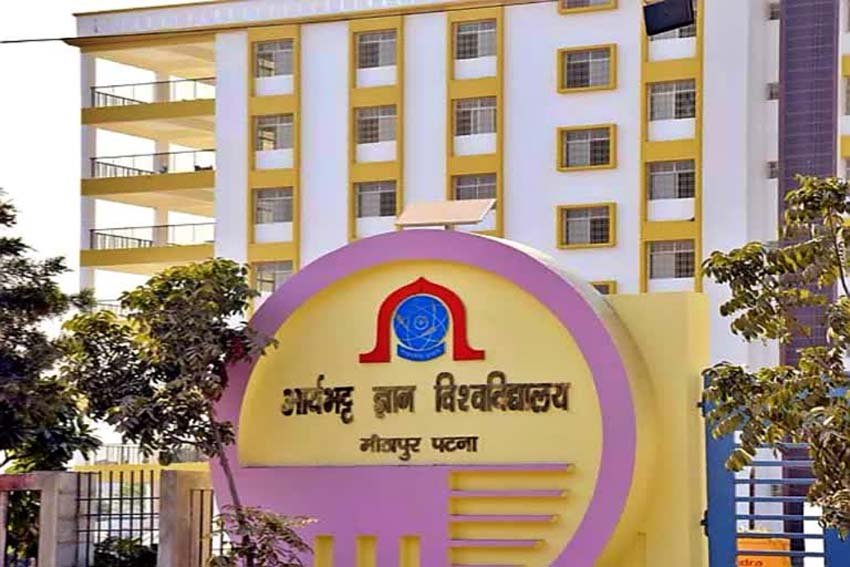 AKU में कर्मचारियों का प्रदर्शन