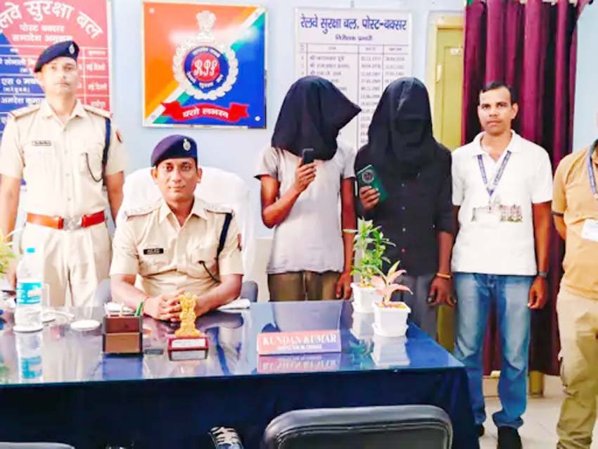 बक्सर स्टेशन पर 2 चोर गिरफ्तार